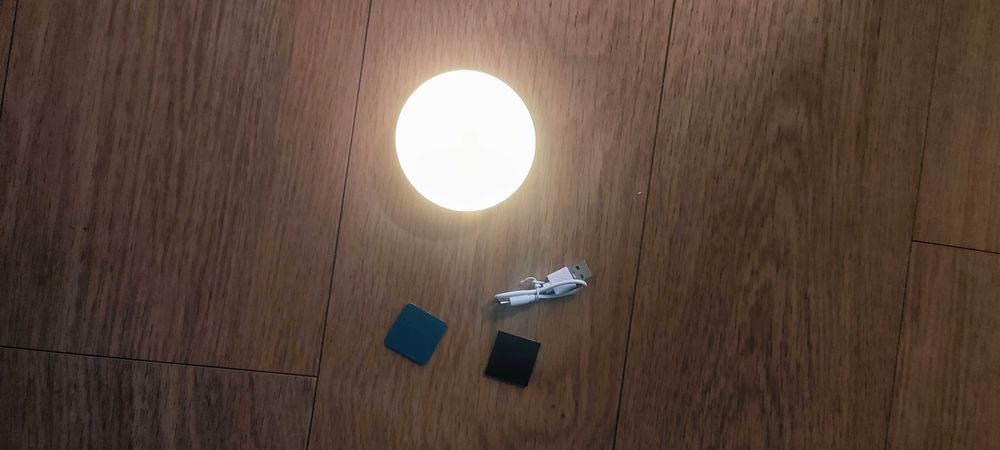 Mała lampka LED z czujnikiem ruchu