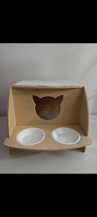 Casinha para gatos, em madeira natural, com zona para alimentação