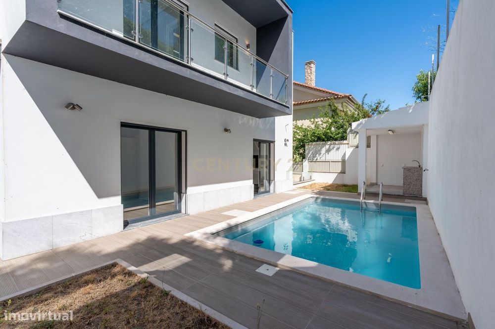 Moradia T4+1 em Famões: Luxo, Conforto e Vista Deslumbrante