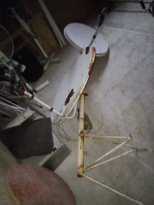 Дві супутникові антени