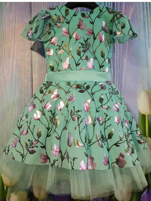 Пишне красиве плаття м''ятного кольору з  ніжним блиском на візерунку.