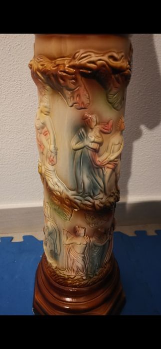 Coluna decorativa com figuras