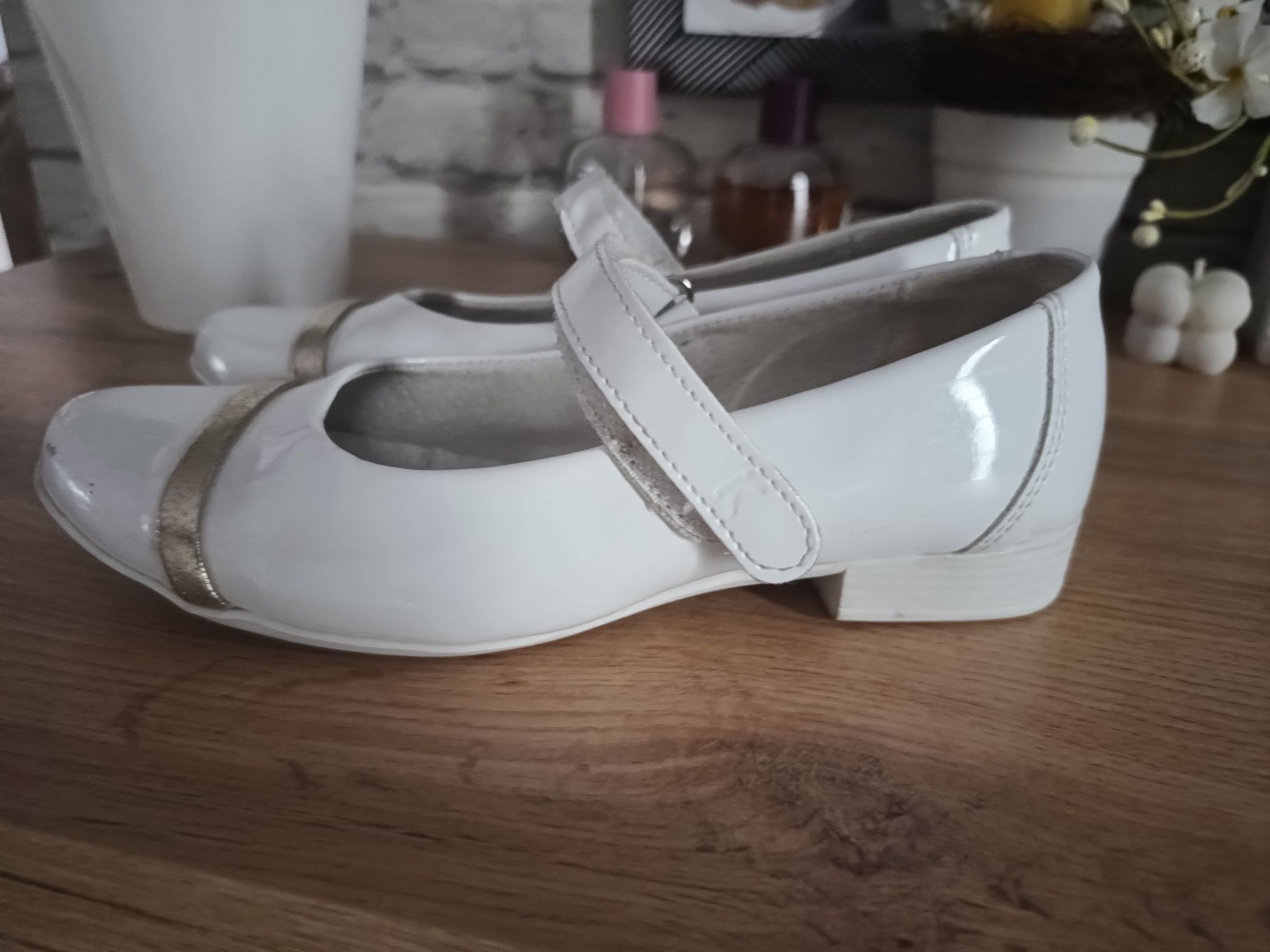 Białe buty baleriny Kornecki 33