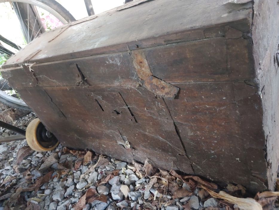 Kufer stary drewniany..