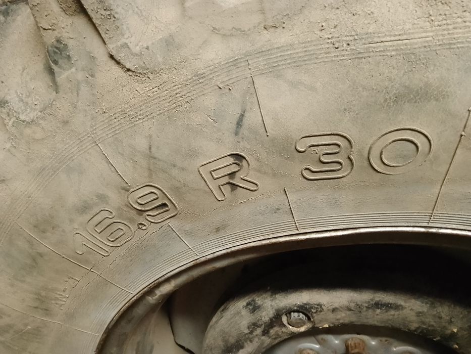 16.9 R30 Koła opony