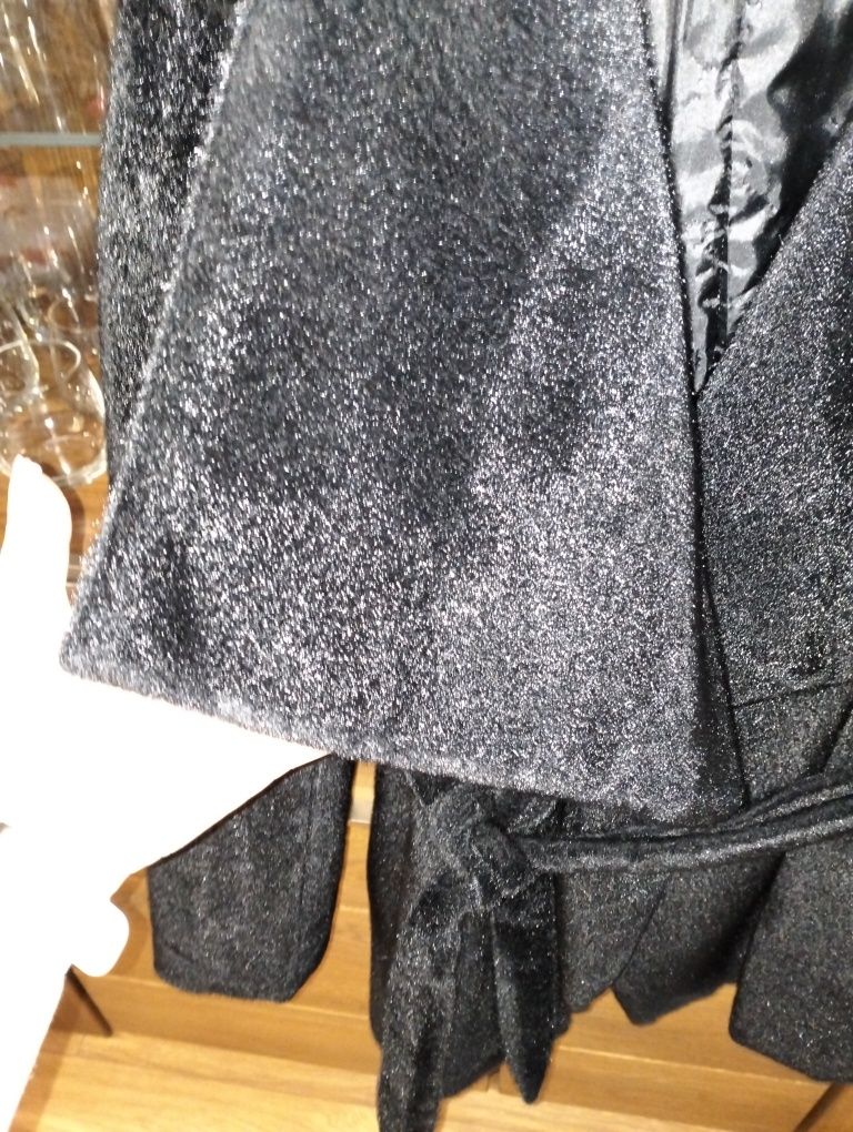 Przepiękny czarny płaszcz rozmiar M-XL