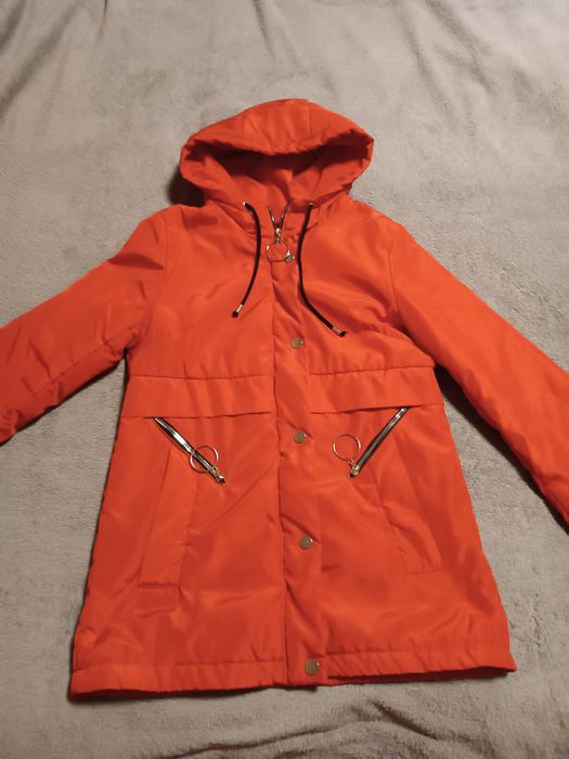 Червона куртка весняна
