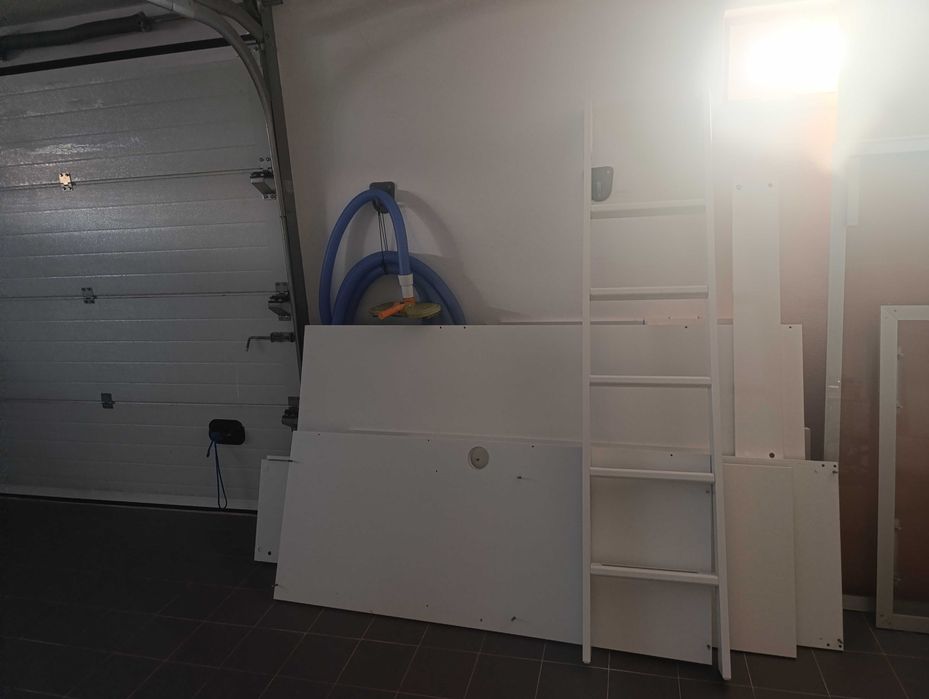 Beliche com muita arrumação e secretária IKEA.