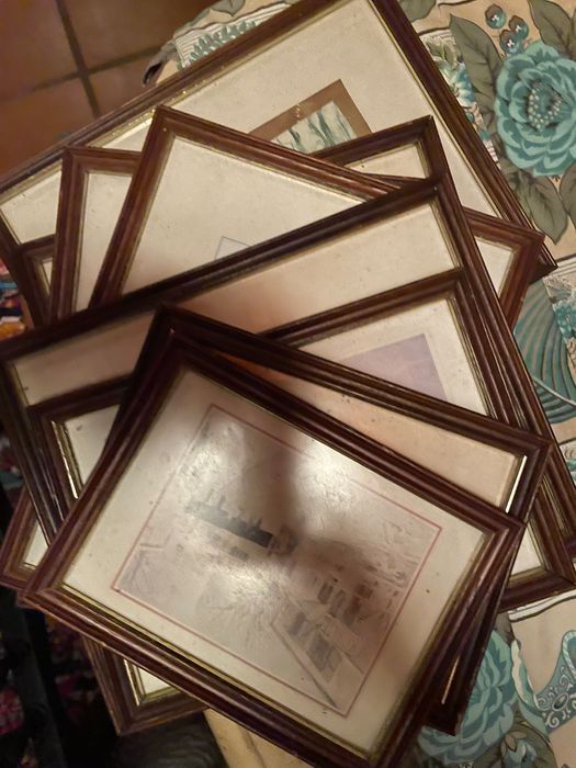 Quadros com moldura em madeira