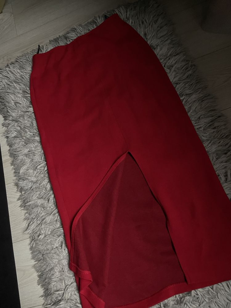 Czerwona dopasowana spodnica midi z rozcieciem