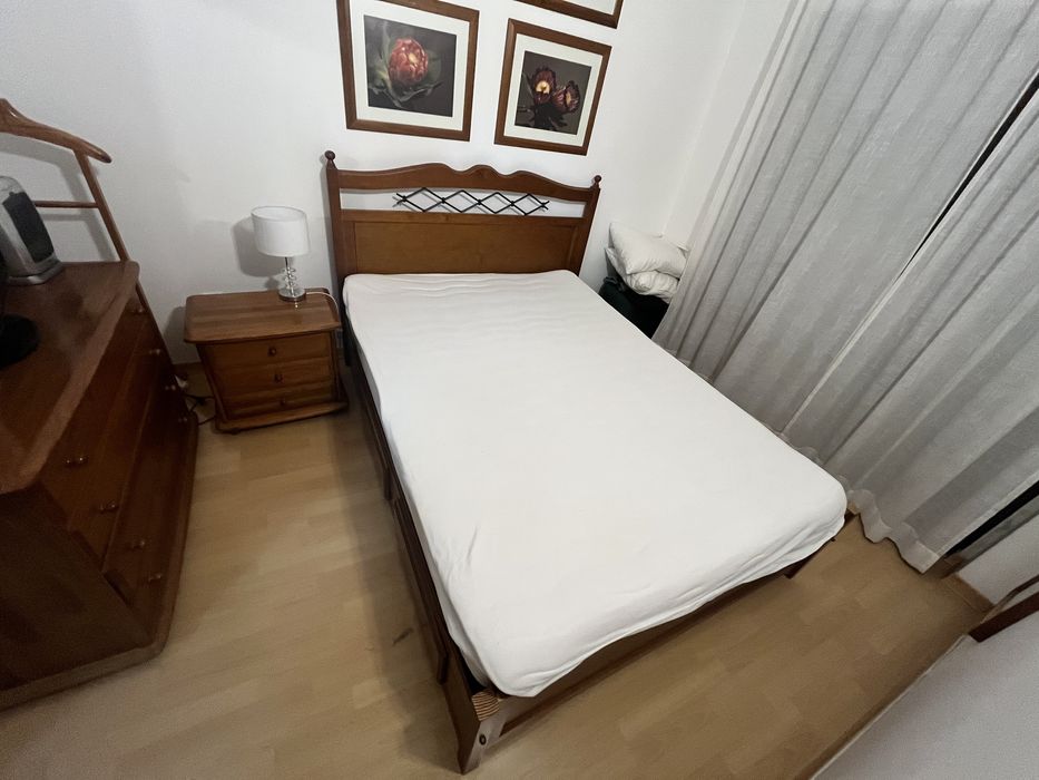Cama de casal em cerejeira
