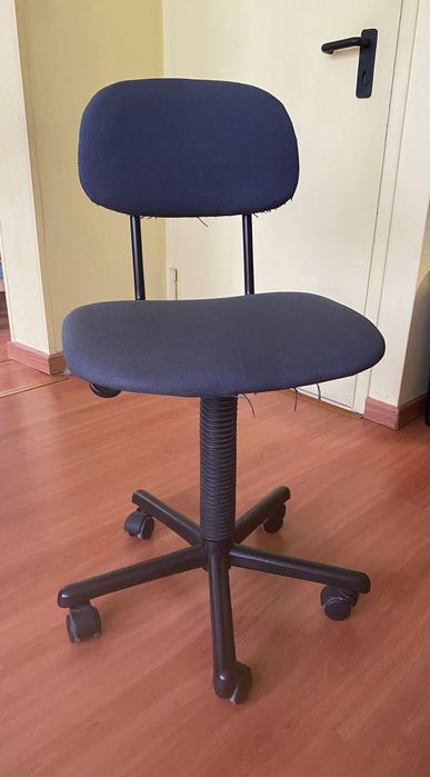 Cadeira de escritório com rodas e rotativa
