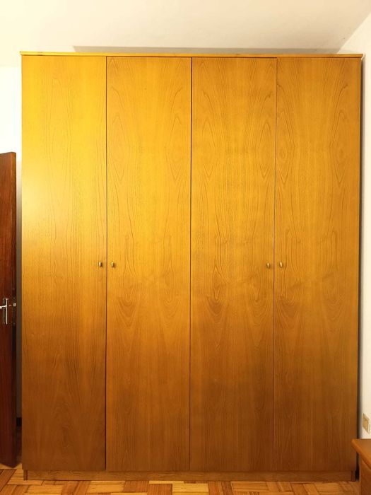 Roupeiro em madeira c/ 4 portas