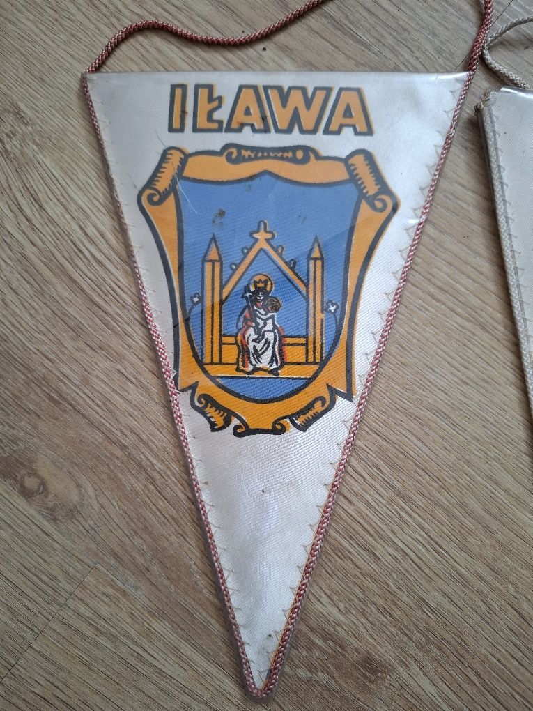 Zestaw starych proporczykow. Kętrzyn, Iława. Herby miast PRL