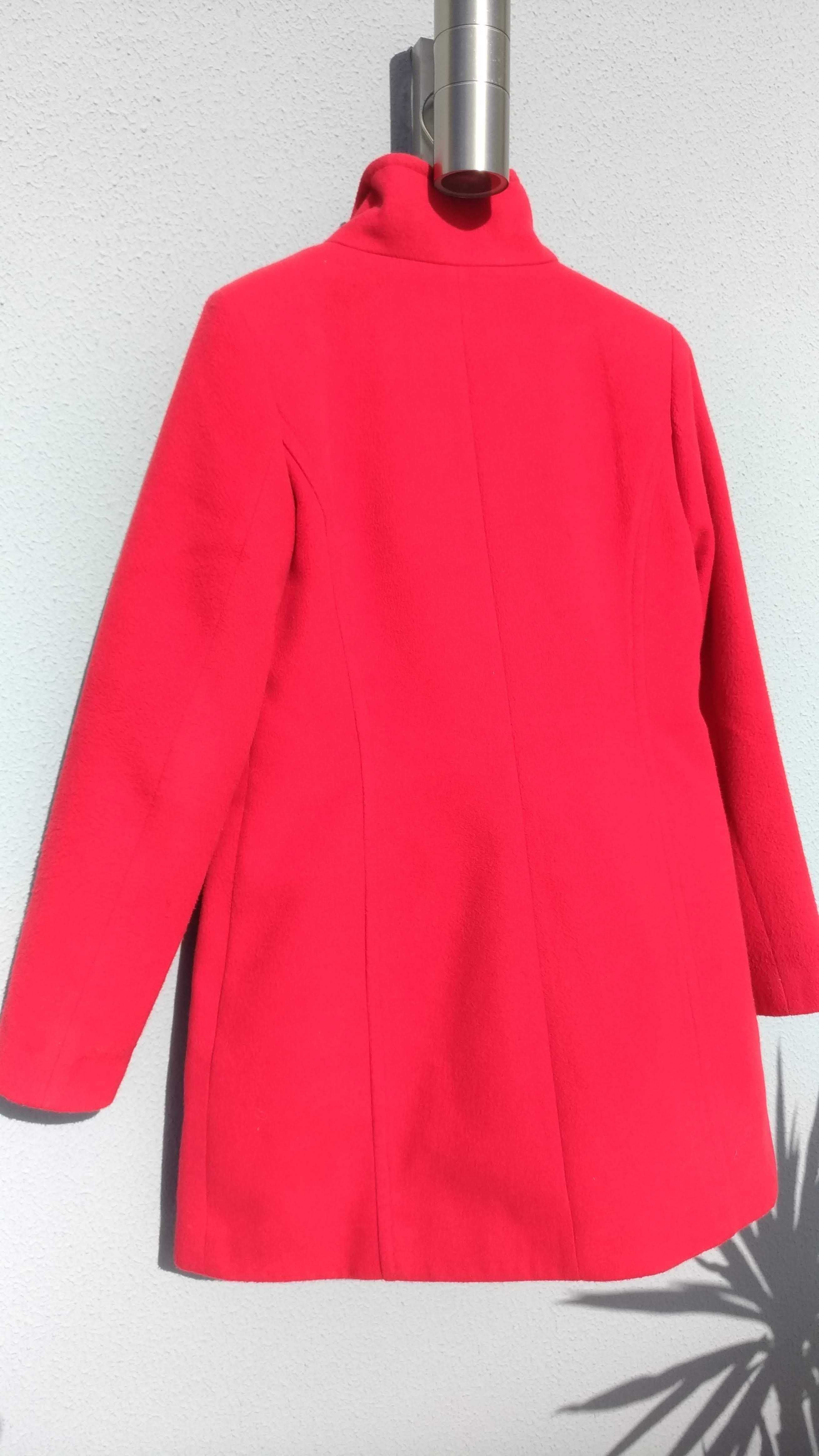 Casaco vermelho tamanho S, muito confortável.