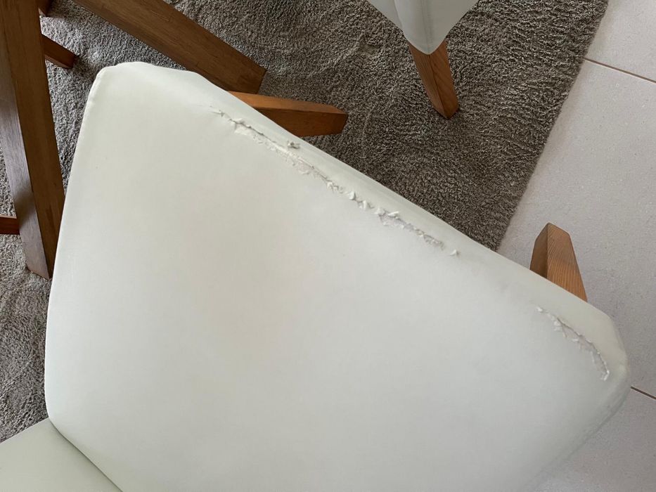 Mesa JSKY e cadeiras