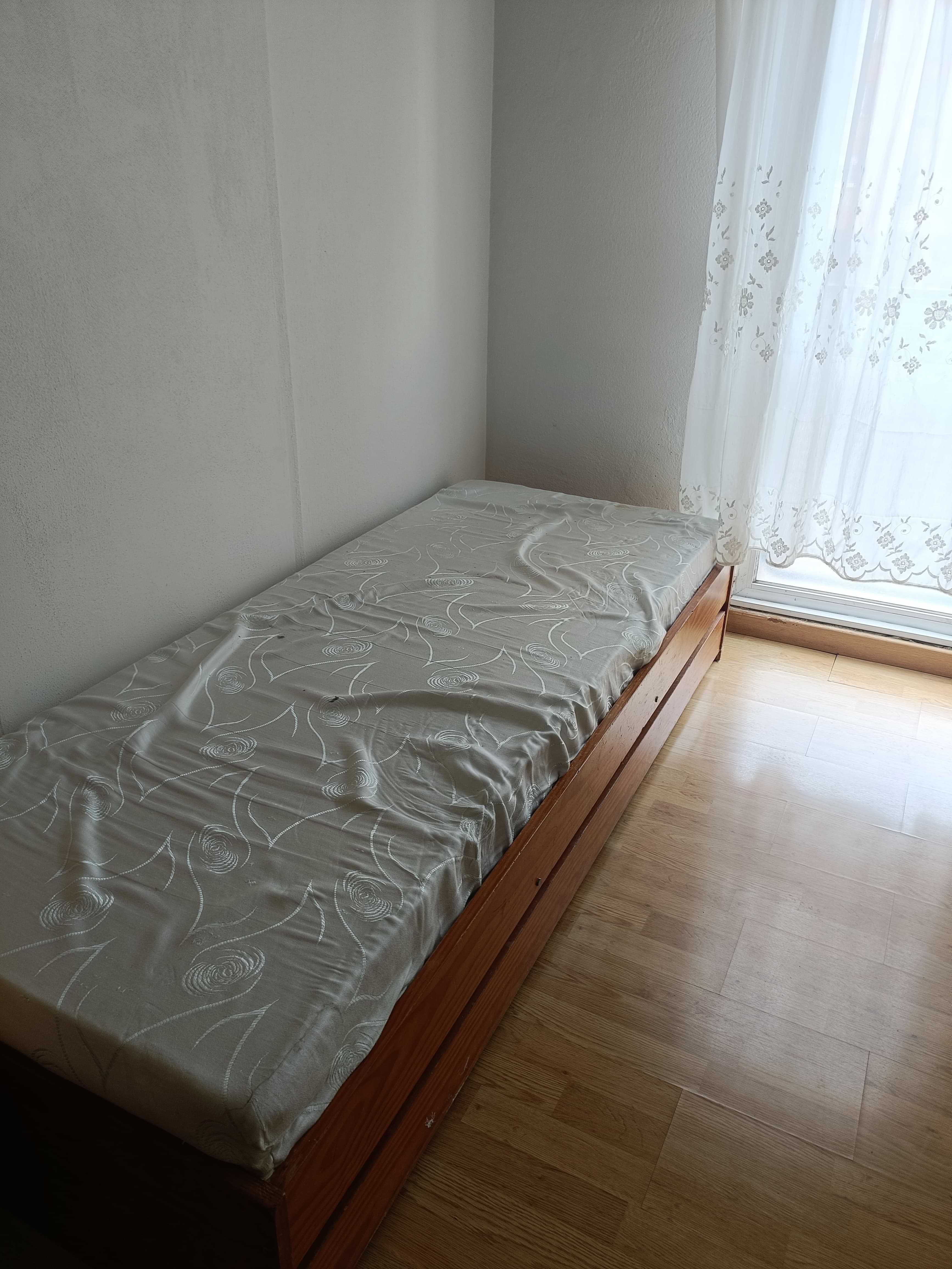 Mobília diversa (sofá, cama de solteiro, cómoda e roupeiro)