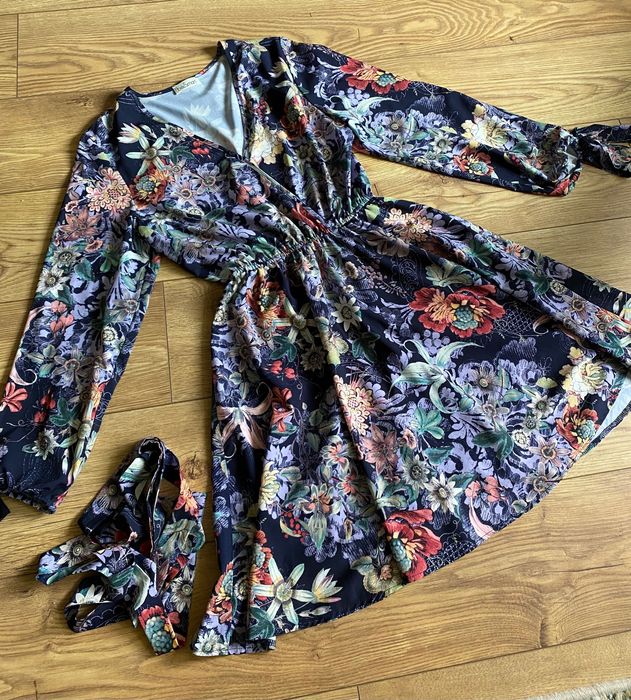 Sukienka granatowa fioletowa w kwiaty, falbanki