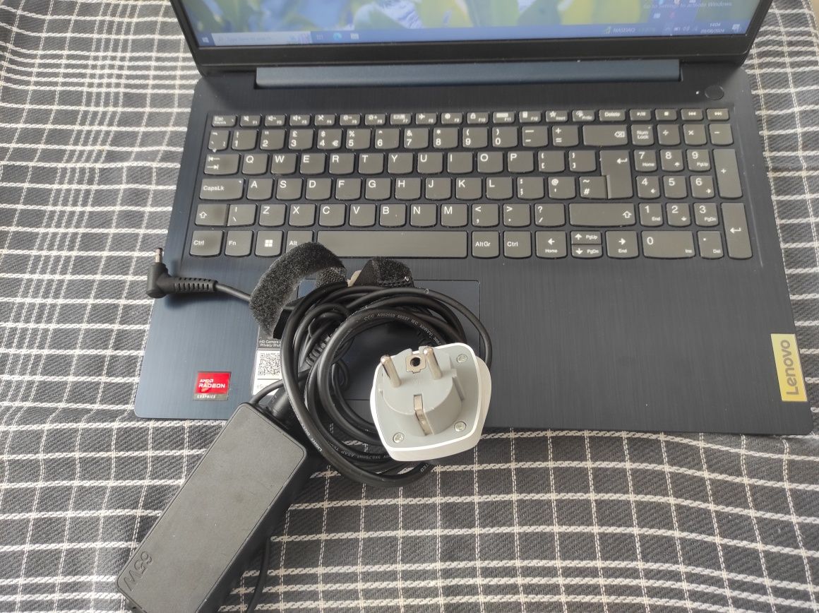 Portátil Lenovo Ryzen 3