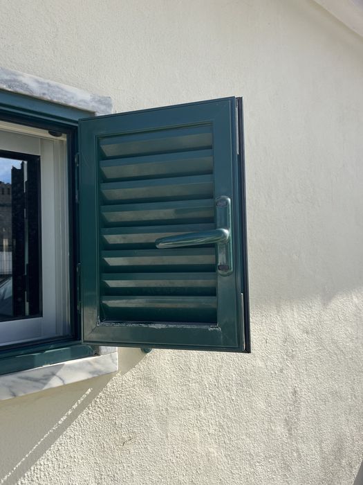 Portada de janela verde