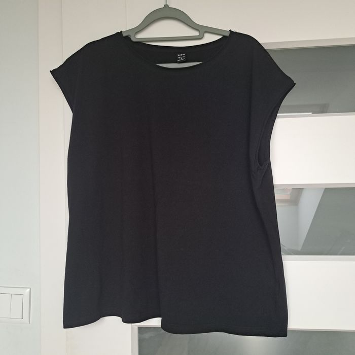 Czarny damski t-shirt