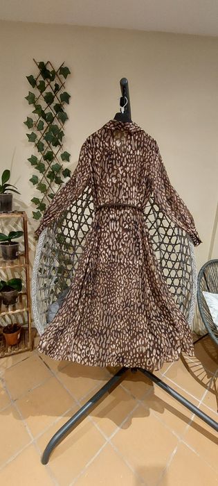 Vestido camiseiro com estampado de leopardo e cinto