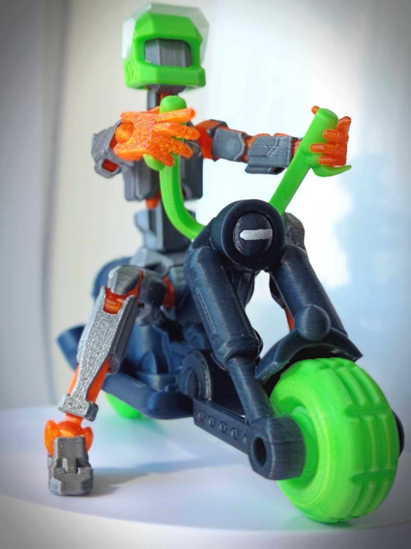Робот подвижный DUMMY13 Lacky его Мотоцикл Чоппер и шлем  - видео
