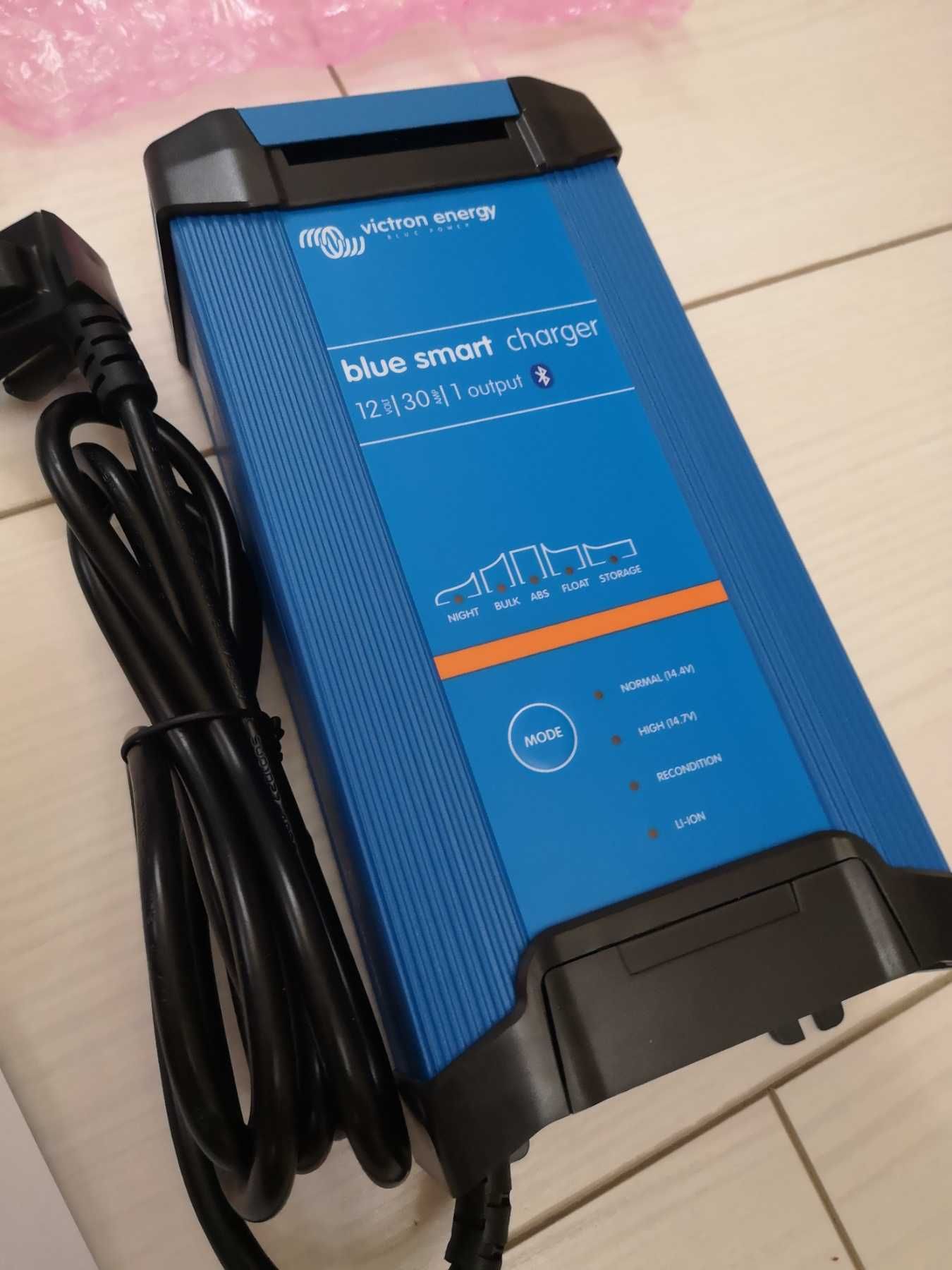 зарядна станція Victron Energy blue smart 12 Вольт/30 Апмер/3 ВИХОДИ