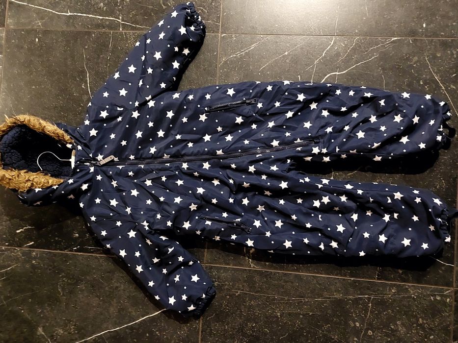 Granatowy kombinezon zimowy nieprzemakalny ocieplany polarem w gwiazdk