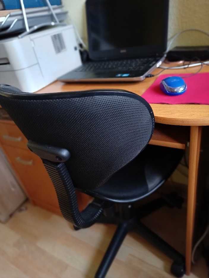 Biurko i krzeslo obrotowe .Biurko 100 zl. Krzesło 70 zl.