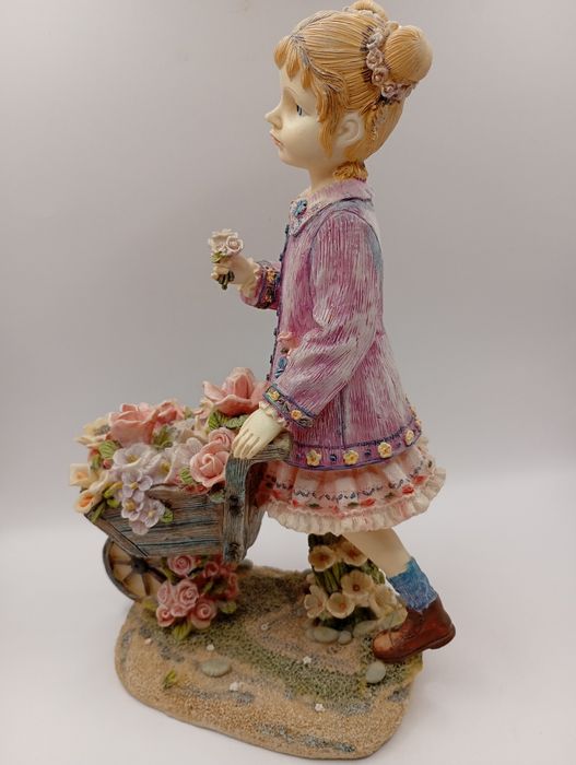 Figurka dziewczynki z taczką