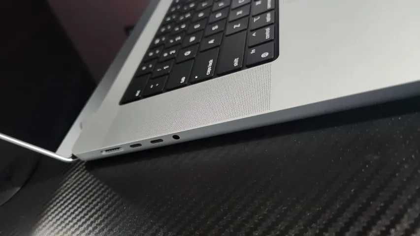 MacBook Pro 16 pole, M1 Pro / 16 GB RAM / 1 TB SSD