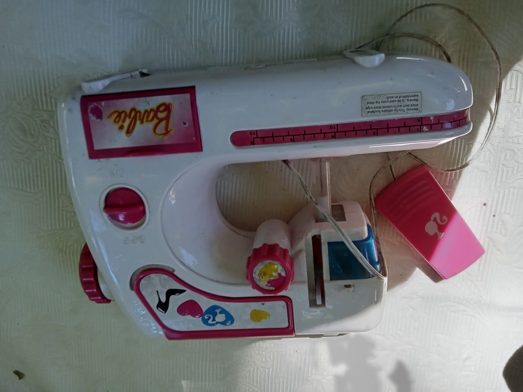 Máquina costura Barbie.