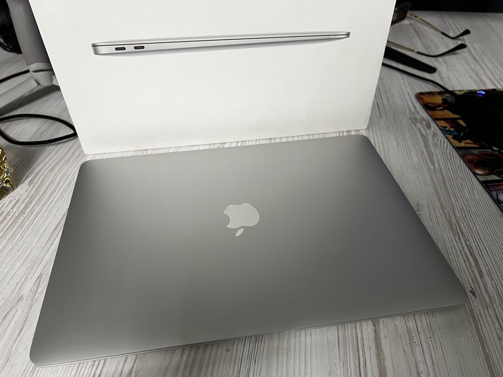 MacBook Air 2019 i5 продам комплектний