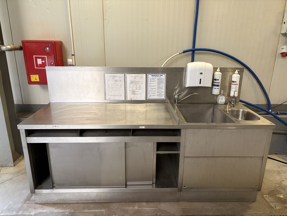 Stół roboczy ze stali nierdzewnej ze zlewami, szafkami do gastronomii