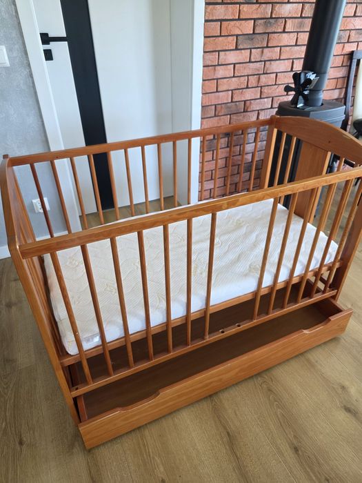 Łóżeczko z szufladą i materac lateksowy Hevea w pokrowcu medica