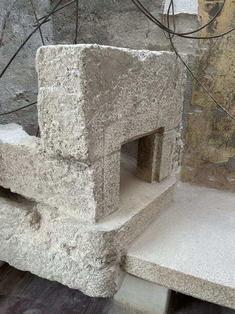 Pedra de forno antigo e pedra de lareira