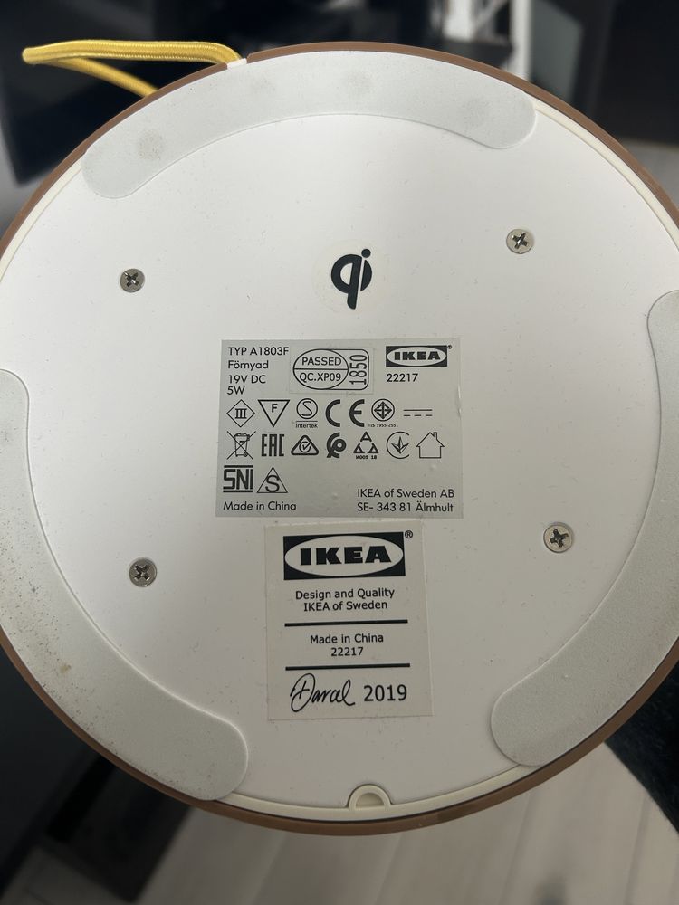 Lampa IKEA Fornyad z ładowarką indukcyjną