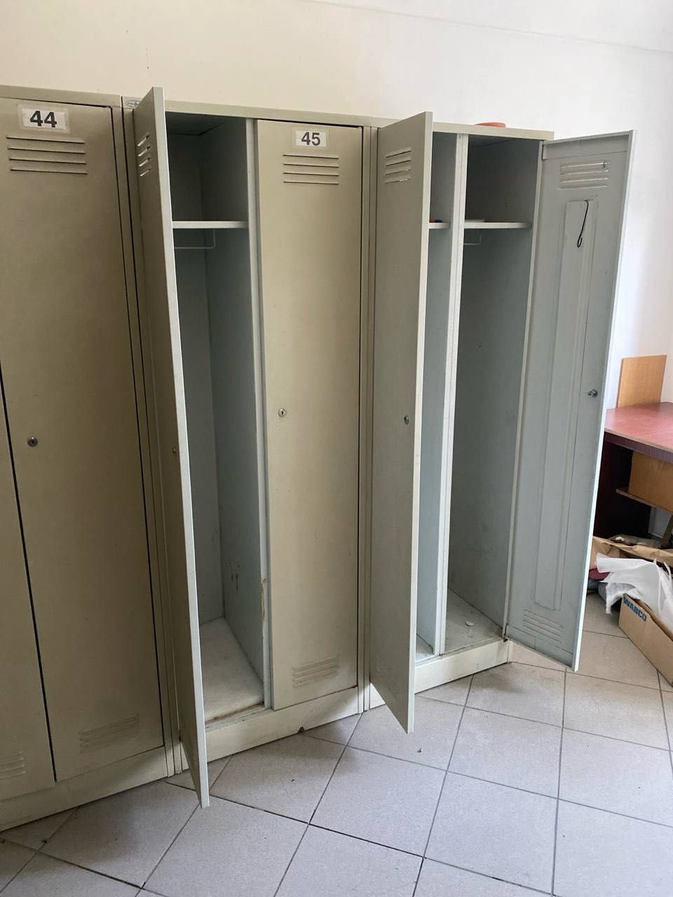 Продам крісла на колесах офісні