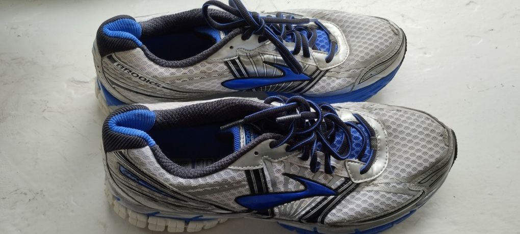 Brooks 44, 5 l Keen, Merrell 40