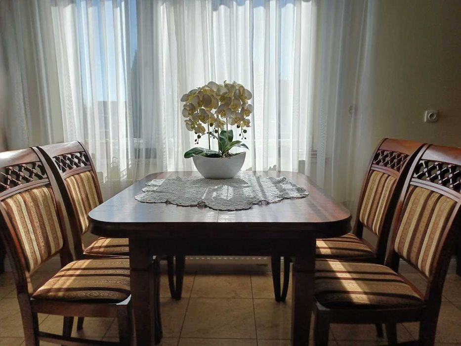 Sprzedam stół z czterema krzesłami