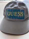 Dziecięca czapeczka Guess