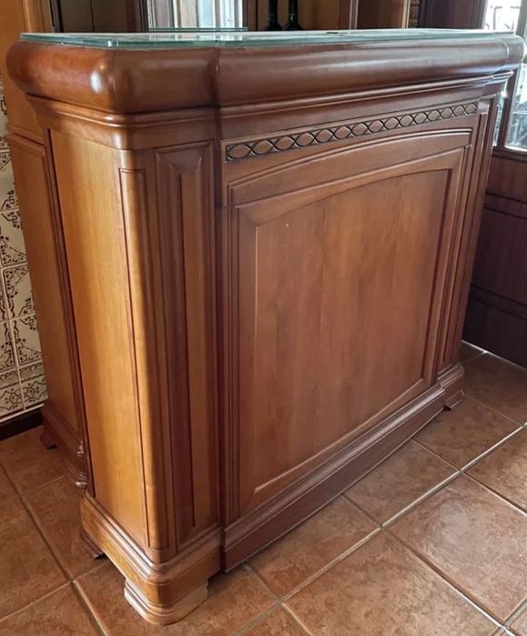 Conjunto de móveis em madeira