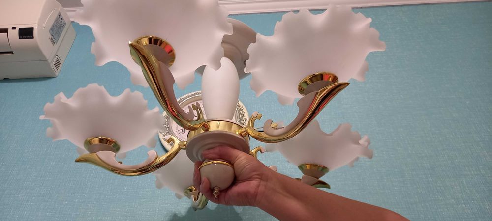 Продам белую люстру на 5 плафонов в хорошем состоянии