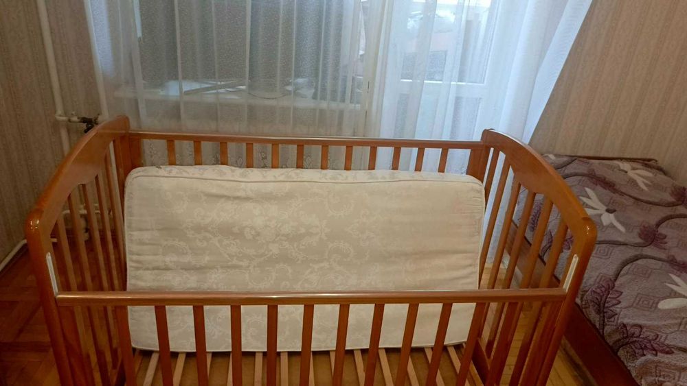 Срочно продам детскую кровать  с матрасом и круговыми подушками .