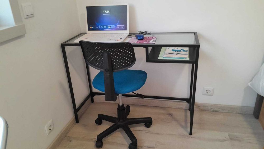 Secretária com cadeira em ótimo estado