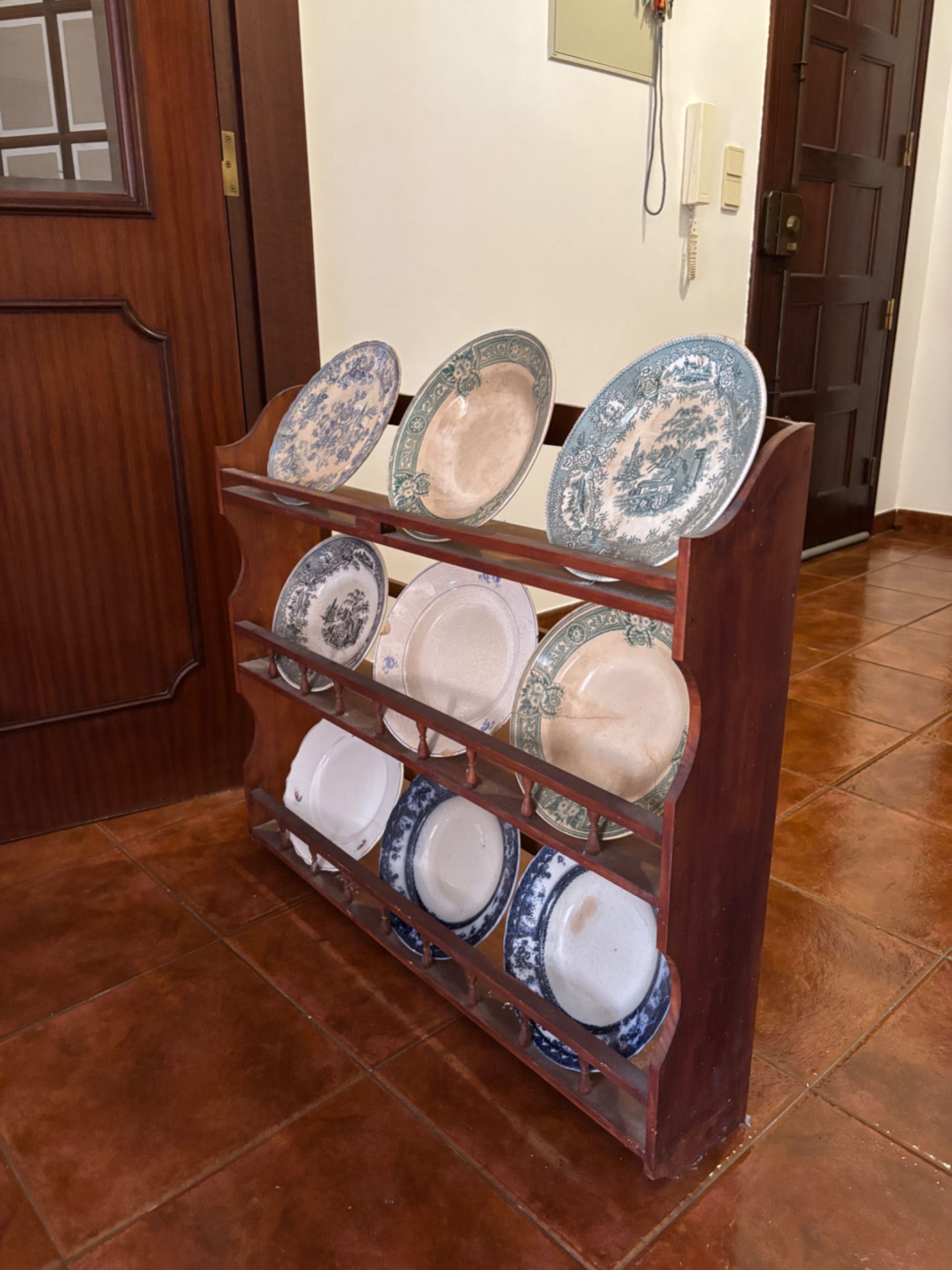 Estante com pratos antigos