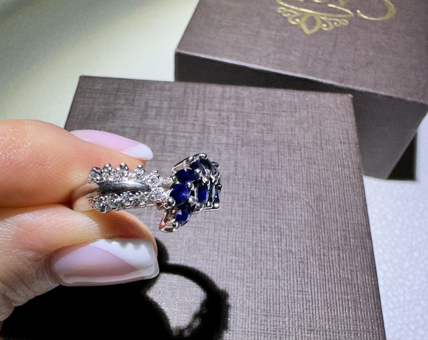 Кольцо с бриллиантами и синими сапфирами
