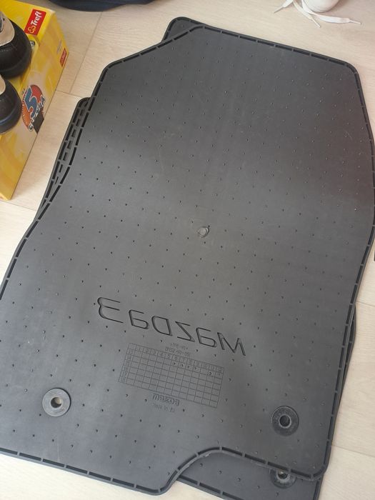 Передние оригинальные коврики Mazda 3