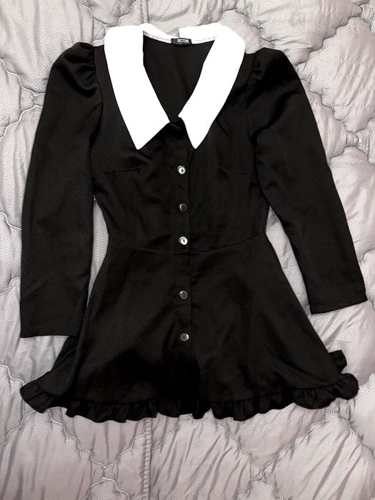 Сукня з коміром.